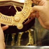 Gold price hits over 3 week low on strong dollar expected to remain weak