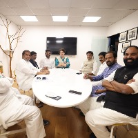 priyanka gandhi meeting with tpcc leaders on munugodu bypoll