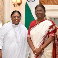 Mata Amritanandamayi (Amma) met with President Droupadi Murmu at the Rashtrapati Bhawan, New Delhi
