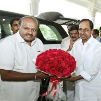 Karnataka ex cm Kumaraswami met Telangana CM Kcr