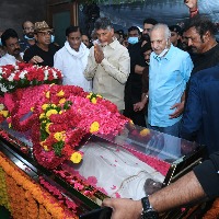 Chandrababu pays tributes to Krishnam Raju