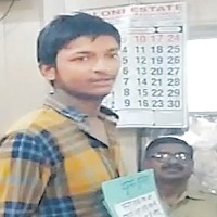 Goon Who Accused In A Murder Case Surrender with Placard In Ups Ghaziabad