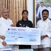 ap government handed over 50 lack rupees cheque to dangeti hagnavi