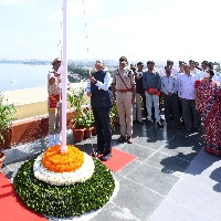 ఫొటోలు: తెలంగాణ జాతీయ సమైక్యతా దినం పురస్కరించుకుని బి.ఆర్.కె.ఆర్ భవన్ లో జాతీయ పతాక ఆవిష్కరణ చేసిన  ప్రధాన కార్యదర్శి సోమేశ్ కుమార్