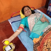 union minister  Shobha Karandlaje donates blood on modi birth day