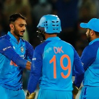 Aussies set 187 runs target to Team India