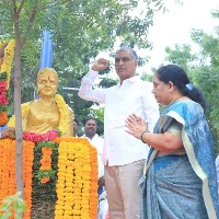 Chakali Ilamma, a symbol of self-respect, says Harish after paying tributes