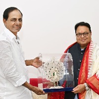 lokmat media houses chairmal vijay darda meets ts cm kcr