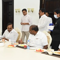 KCR hosts breakfast to JDS, VCK leaders ahead of national party launch