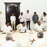 karnataka former cm kumaraswamy met with cm kcr at pragathi bhavan