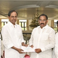 kcr handed over b form and 40 lack rupees cheque to K Prabhakar Reddy