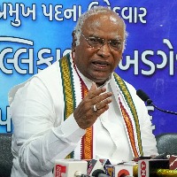 TRS can't become national party by changing name: Kharge