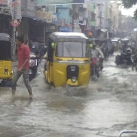 Heavy rain lashes Hyderabad and traffic jam in some places
