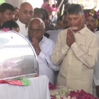 Chandrababu pays tributes to Mulayam Singh