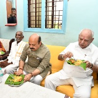 Bommai, Yediyurappa have breakfast at Dalit home