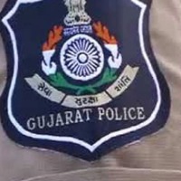 locals detained couple suspected that they are kidnappers in gujarat