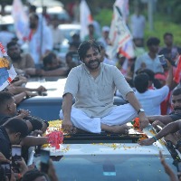 pawan kalyan rally in vizag continues in the lighting of party cadre mobule phones