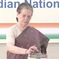 Sonia casts her vote in congress presidential elections in Delhi