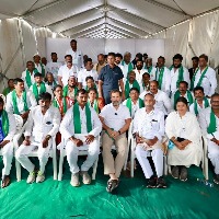 rahul gandhi supports amaravati farmers fight