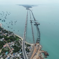 iidian ralways constructing first vertical lift ralway sea bridge at rameswaram in tamilnadu