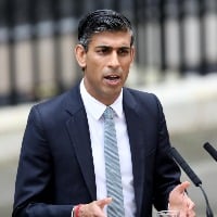 Rishi Sunak passes first Commons test, but only just