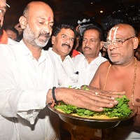 MLAs poaching case: Telangana BJP chief swears to no involvement at Yadadri temple