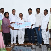 nara lokesh handed over 15 lack rupees cheque to tdp leaders daughter operation