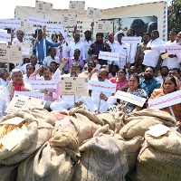 Telangana weavers send thousands of postcards to PM