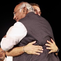 congress new president mallikarjun kharge recieved haerty welcome from rahul gandhi