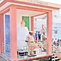 Officials removed YSR statue in Ippatam 
