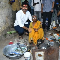 Nara Lokesh help old age woman in a few minutes 