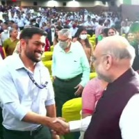 ms dhoni shakes hands with amit shah in chennai