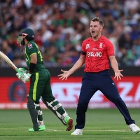 Pakistan set easy target to England