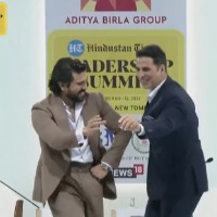 Ram Charan dances with Akshay Kumar at HTLS
