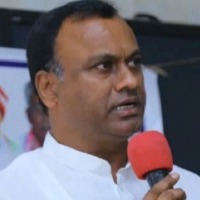 KCR Out Dated Politician says komatireddy rajgopal reddy