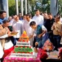 Controversy over Kamal Nath's cake cutting, BJP accuses him of insulting Hindus