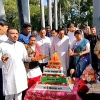 Kamal Nath cuts temple shaped birthday cake BJP Fires