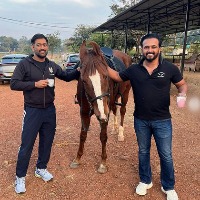 Dhoni hosts Kedar Jadhav at his farm