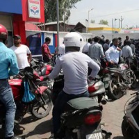 Huge rush at Meghalaya petrol pumps after Assam transporters stop fuel supply
