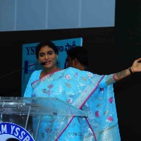 Y.S. Sharmila, Telangana's X-factor, turns out to be new irritant for KCR