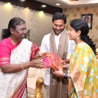 YS Bharathi gifts president Droupadi Murmu a pattu saree