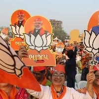Bjp going to get huge majority in Gujarat mixed results in Himachal pradesh