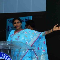 Telangana High Court allows Sharmila to resume padyatra