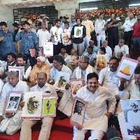 Savarkar Portrait Inside Karnataka Assembly  Opposition Protests Outside