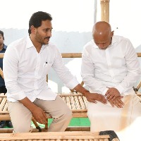 CM Jagan visits TTD EO Dharmareddy home