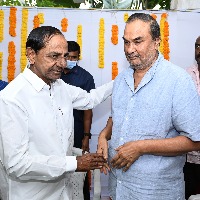  ఫొటోలు:- కైకాల నివాసానికి వెళ్లిన సీఎం కేసీఆర్; సినీ నటుడు సత్యనారాయణ పార్థివ దేహానికి నివాళులు అర్పించి పుష్పాంజలి ఘటించారు