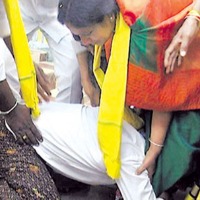 YSRCP Worker fell down on paritala sunitha feet