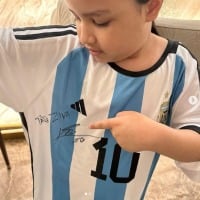 Messi Gifts Signed Argentina Jersey To MS Dhoni Daughter Ziva