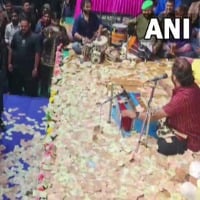 Devotees Shower Notes on Bhajan Singer Kirtidan Gadhvi During Fund Raising Event in Navsari