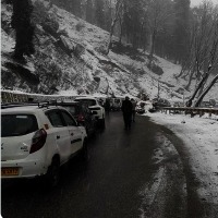 Huge snowfall in Himachal Pradesh as 400 vehicles stranded at Rohtang Atal Tunnel